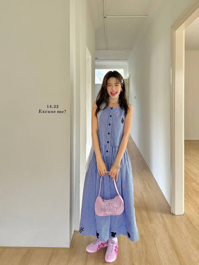 香香*新品上架 定制Yb进口斜纹绵毛材质 质感高级细腻 修饰肩颈线条更显纤细 A字版型宽松舒适 不挑风格身材 多片式组成裙摆拼接处理 精致细节彰显品牌简约调性