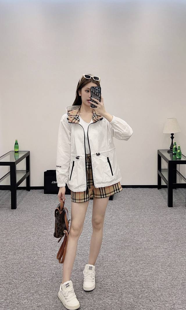 burbe*新品上架 连帽外套格纹短裤套装 定制Yb进口防风防水尼龙材质 质感高级 立体有型 连帽抽绳双向拉链外套 廓形配合腰间抽绳 袖口附近的字母徽标 搭配同