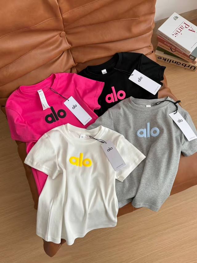 alo这几款发泡印花短袖T恤真的绝 颜色超亮眼 玫粉活力四射 黑色酷帅百搭 白色纯净 灰色高级 发泡印花立体有质感 摸起来超有趣 纯棉面料 贴身穿舒适透气 日常