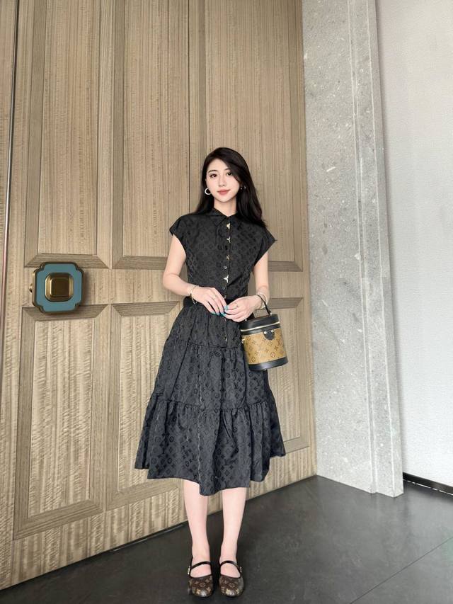 强烈推荐 Lv*2025春夏新款 提花金币腰带无袖连衣裙 上身就是满满的时髦高级感自带气场 面料质感很奈斯 时髦又高级 颜色超级正 上身显白又显瘦 自带酷帅感的
