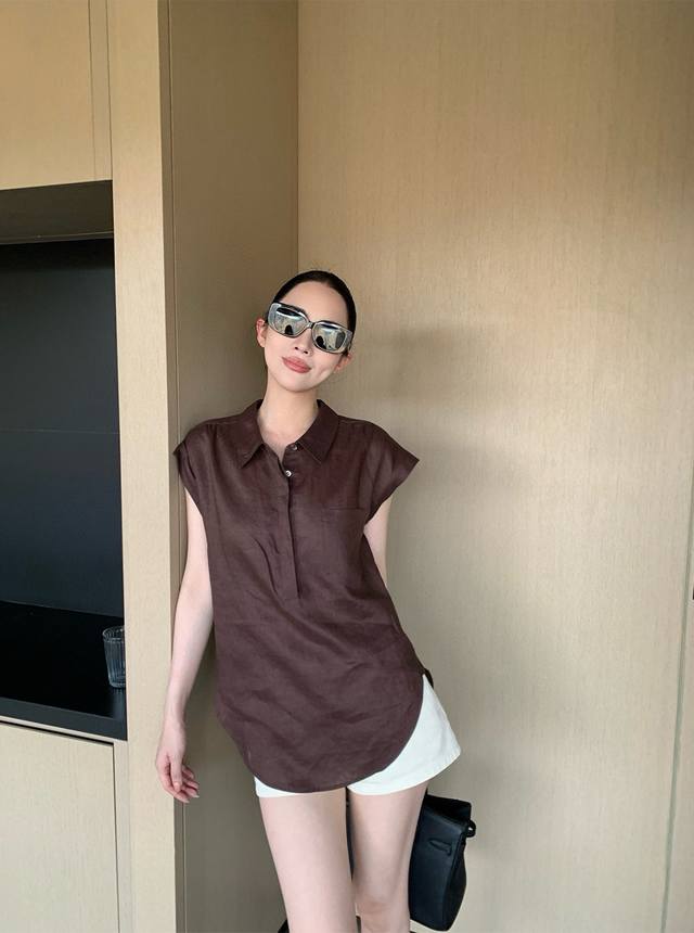 强烈推荐 Lp2630新款炎热的夏日里怎么能少的了纯亚麻的衬衫 这次出了一款兼顾日常通勤和假日松弛感的短衬衫 经典衬衫领设计搭配落肩结构 休闲松弛兼顾时髦与舒适