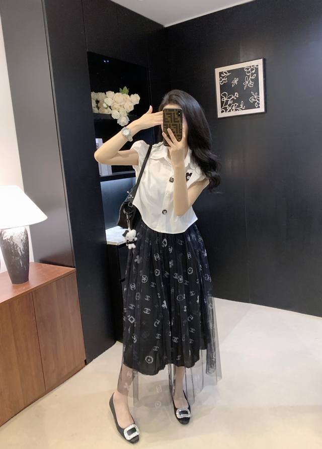 y31060#Y31065#25Ss新款Chane*字母网纱半裙花朵衬衣 独家设计款 定制Yb纽扣装饰老花字母网纱面料 模特上身均为大货实拍 半裙黑白两色 衬衣