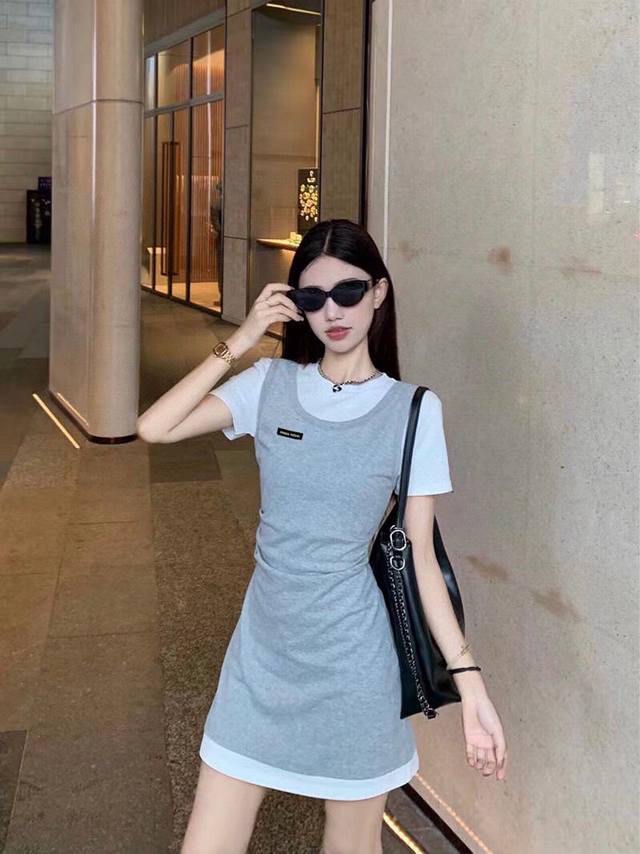 miumiu 假两件连衣裙 ins风设计超韩范 版型巨显瘦 这设计感人见人爱 简约不简单 人手必入款 Sml