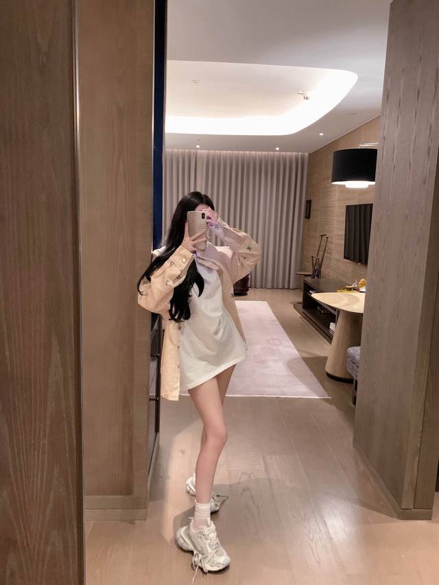 l* 刺绣满天星牛仔衬衫 超轻爽的配色 重工减龄 版型超显瘦 换季必备单品 重工烫钻系列 超好看
