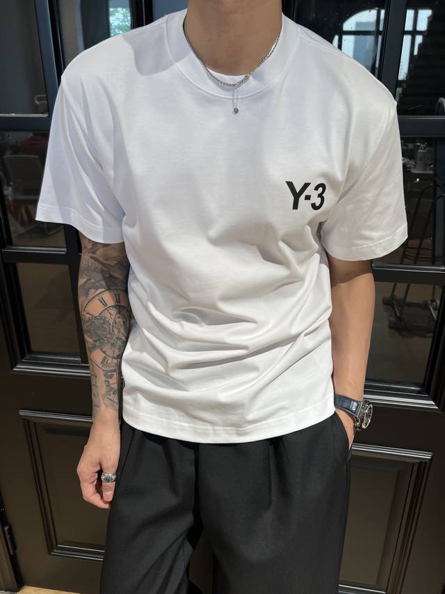 Y- 3夏季新款T恤超亮眼 胶印Logo简约又吸睛 纯棉材质舒适透气 宽松版型随便搭都超潮 颜色 黑 白 码数 S-2Xl