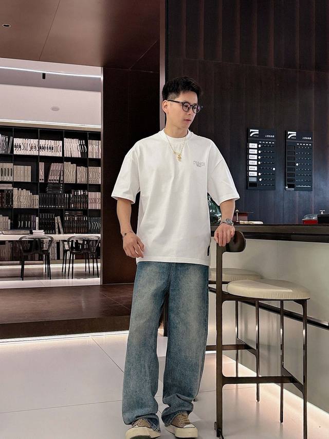 25Ss Fendi 新款圆领短袖T恤 选用280克双纱平织棉面料打造 胸前Fendi Roma采用镭射3D立体印花工艺 螺纹针织领口 男女同款 码数 S-2X