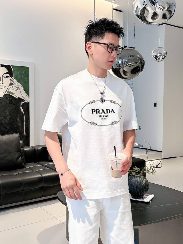 普拉达 2025春夏新款首发专柜最新款短袖圆领T恤 高端订制 设计前卫时尚 品牌Logo重工艺设计 高端定制丝光云朵棉面料.手感柔软.穿着舒适.专柜级别精致车线