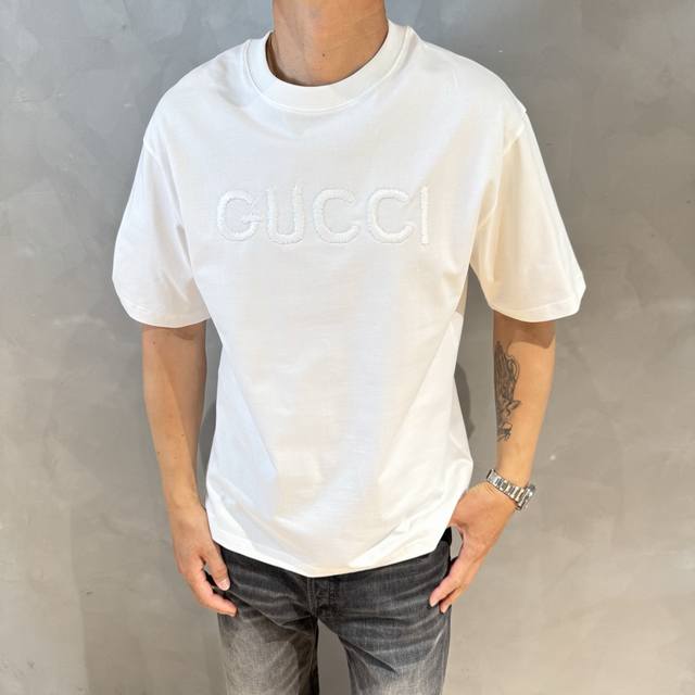 Gucci夏季短袖采用优质棉质面料 亲肤舒适 版型完美 百搭款 Logo设计别具一格 上身效果潮流时尚活力满满 码数 S Xxl