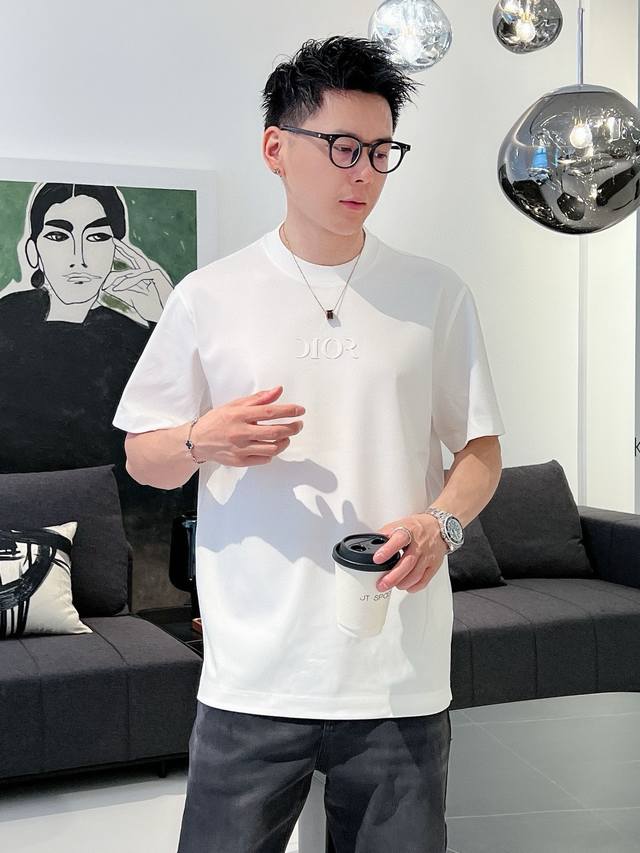 2025春夏新款短袖T恤 颜色 黑色 白色 尺码 S Xxl 微阔版型 面料 260克重云朵棉面料 触感细腻爽滑且挺括有型 p.S 稍微宽松版型设计松弛舒适 标