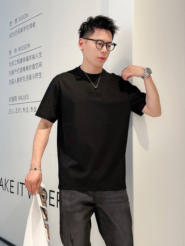 2025春夏新款短袖T恤 颜色 黑色 白色 尺码 S Xxl 微阔版型 面料 280克重云朵棉面料 触感细腻爽滑且挺括有型 p.S 稍微宽松版型设计松弛舒适 标