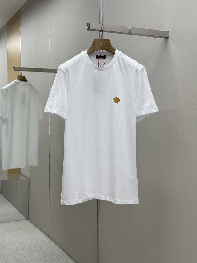 范思哲Versace 小金标刺绣短袖 定制雅致温感棉面料 标志性小金标刺绣点缀正面 希腊神话中的蛇妖美杜莎 金色代表着致命的吸引力 增添品牌辨识度 极具视觉冲击