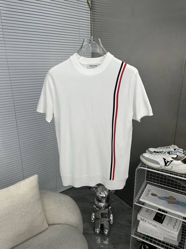 tb汤姆布朗 Thom Browne 汤姆布朗 tb经典四条杠基础风格 年年都穿的经典款必须选择品质独家定制 柔软舒适 圆领短袖针织衫 凉爽 透气 手感无敌好