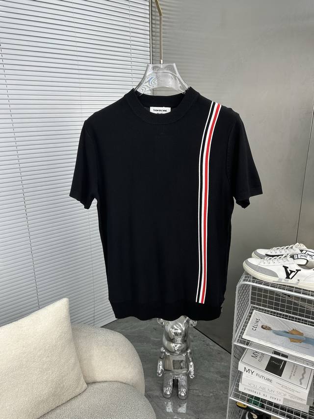 tb汤姆布朗 Thom Browne 汤姆布朗 tb经典四条杠基础风格 年年都穿的经典款必须选择品质独家定制 柔软舒适 圆领短袖针织衫 凉爽 透气 手感无敌好