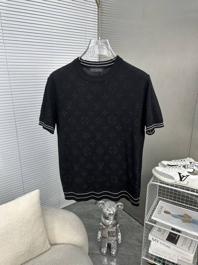 Lv路易威登 Louis Vuitton 路易威登 老花字母满印 升级 灵感源自八十年代复古 原版面料 官方同款 圆领针织短袖T恤 定制手感非常舒服 春夏最新砖