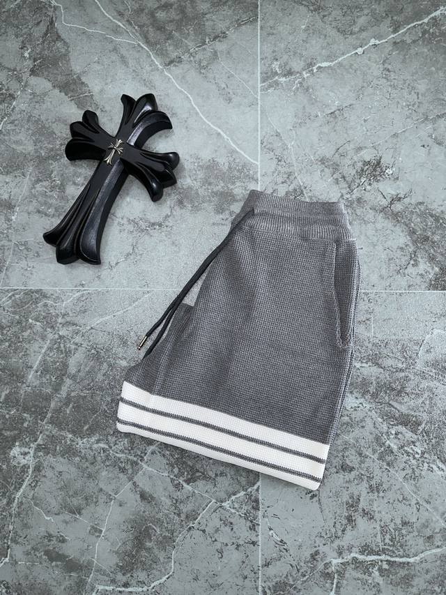 thom Browne 新款针织短裤 定制面料采用威化布织法 提花针织工艺 版型紧致立体 4杠拼接 定制裤绳五金质感强 顺滑 上身舒适透气 凹凸有型的立体感 时