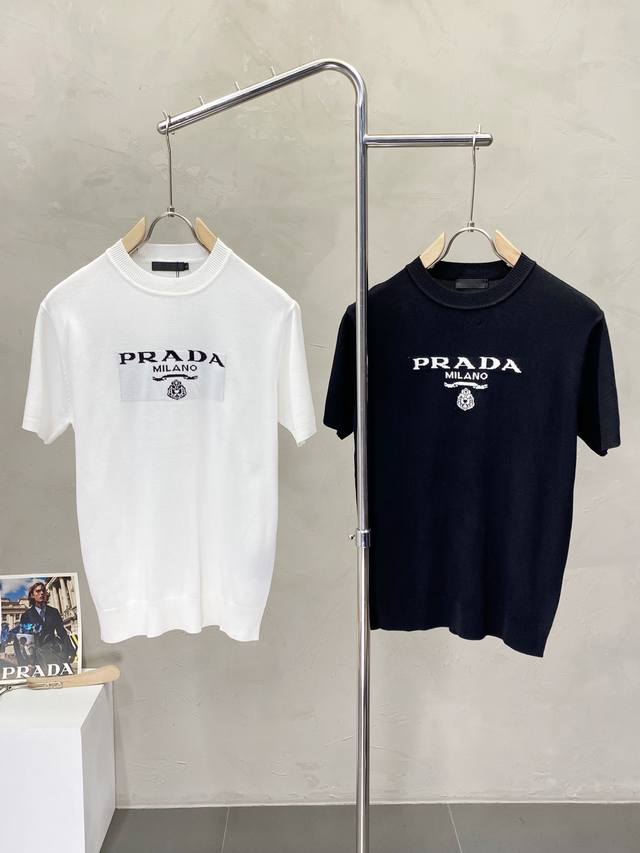prada普拉达独家专供春夏新款原单男士休闲针织短袖 高端定制 高版本 时尚百搭爆款原版进口面料 Logo图案设计 手感超柔软细腻 穿着亲肤舒适 高端精品 代工
