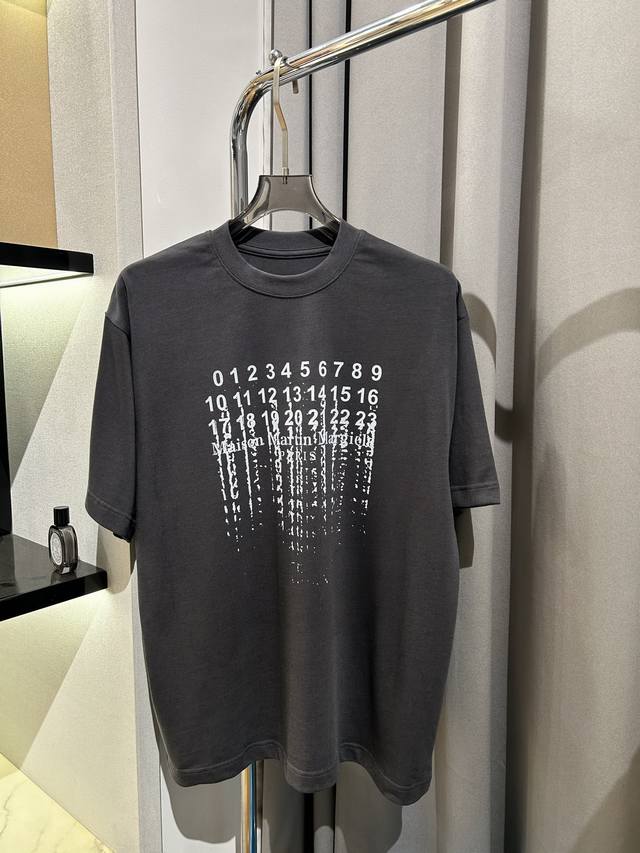 马吉拉数码直喷数字弹幕瀑布流体Logo印花超有设计感的T恤 夏季必备 轻松应对各种场合 面料采用进口液氨酸面料 市面上没有的 独家定制 经过洗水 缩水达350克