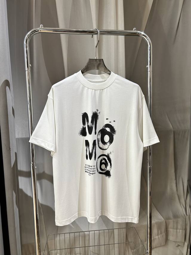 Mm6 马吉拉数字手绘印花短袖早春新款重磅推出 克高密度短袖 定制双纱一级面料 连锁品质 经典款个性印花采用进口定制定染面料 上身舒适密度强 过水不变形不缩水