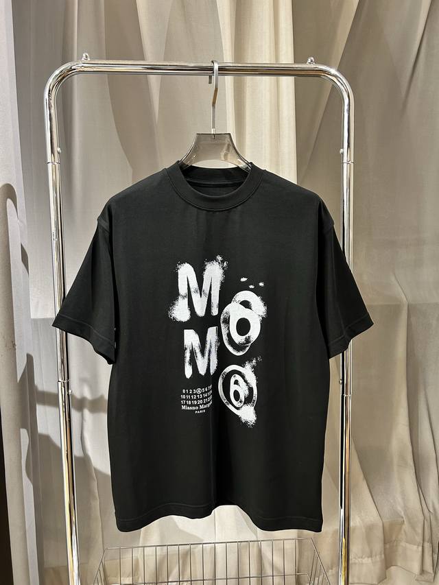 Mm6 马吉拉数字手绘印花短袖早春新款重磅推出 克高密度短袖 定制双纱一级面料 连锁品质 经典款个性印花采用进口定制定染面料 上身舒适密度强 过水不变形不缩水