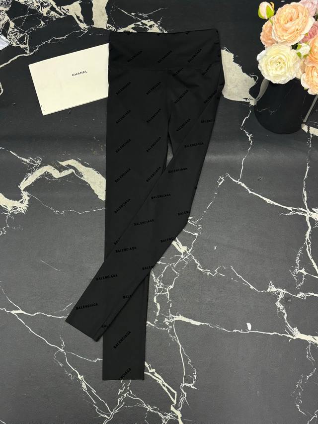 瑜伽裤 巴黎家秋冬新款满印Logo植绒高腰显瘦瑜伽裤 颜色:1色 码数:M-2Xl