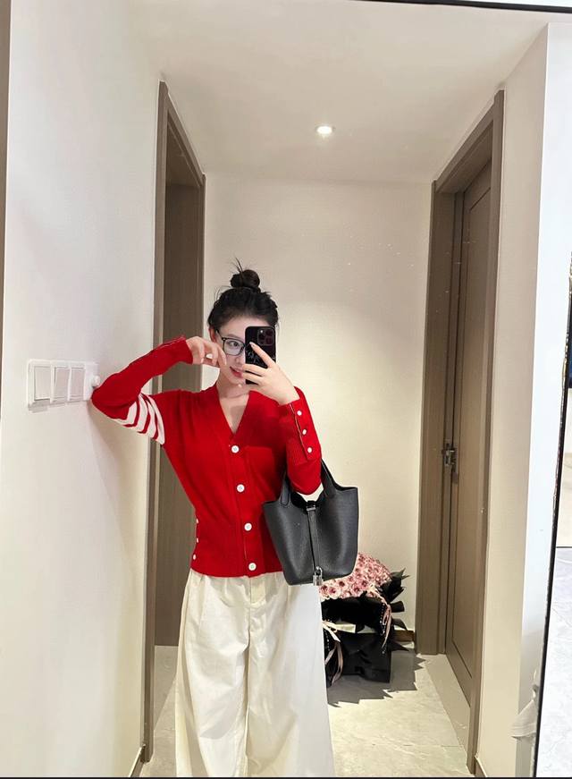 thom Browne 招财红开衫 超级喜欢Tb简约又不简单的设计 搭配百褶裙学院分拉满 面料超级无敌软糯 怎么搭配都超