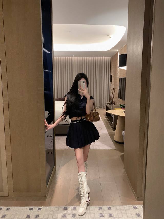 套装 miumiu 纯欲风套装 简直猜透了少女们的心思 主打的就是既好看又减龄百搭 少女感十足 Sml