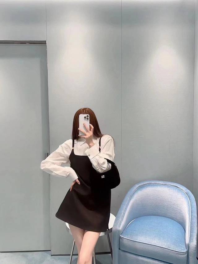 miumiu 小黑裙 金属徽标设计简约而不简单 单穿或者内搭衬衣都 版型超显瘦 Sml