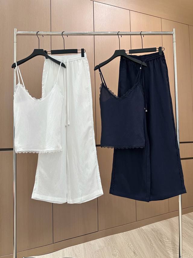 爆款现货 原单品质 Chane* 25新品天丝亚麻套装 订制高品质面料 花边背心搭配休闲长裤 极简主义风法式优雅的慵懒风 休闲又时髦 立体剪裁版版型可甜可盐减龄