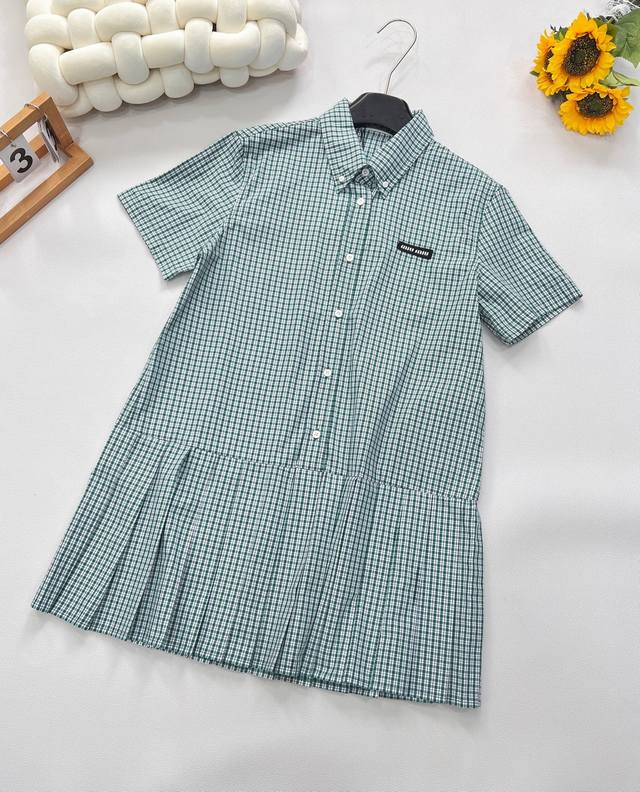 Miumiu25Ss春夏新款Logo徽标刺绣百褶衬衫裙 高版出品 学院风格纹新品又来啦 一系列都出啦 轻松打造同色系穿搭高级感满满~系扣衬衫尖领 胸口立体Log