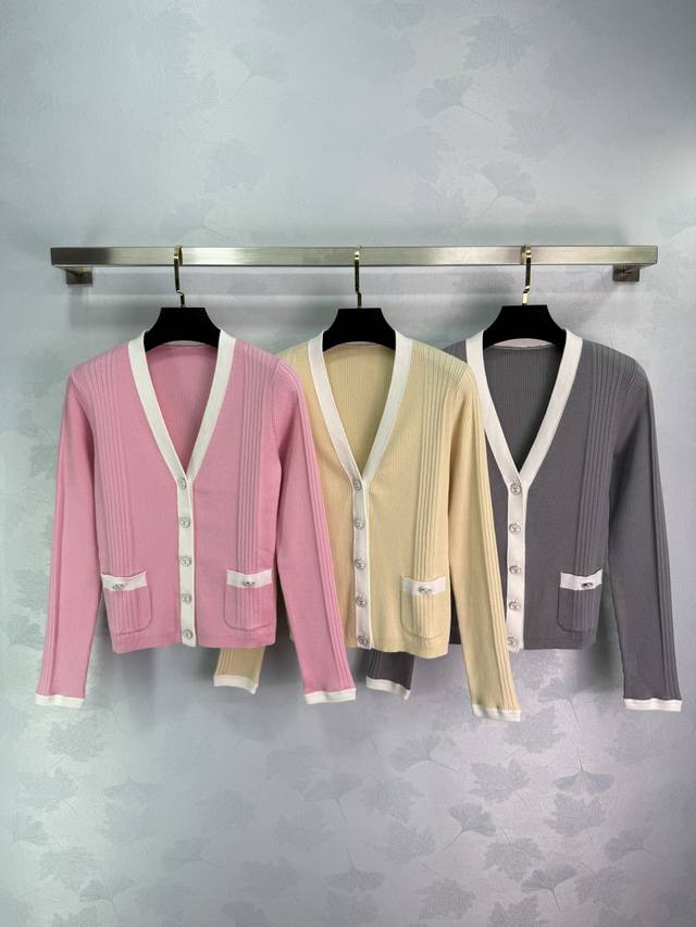 Chane*沙滩春夏新品 撞色修身针织开衫 金属装饰设计百搭减龄又时髦 少女穿搭修身版型不挑人上身巨显瘦 3色36.38.40三个码 T226B