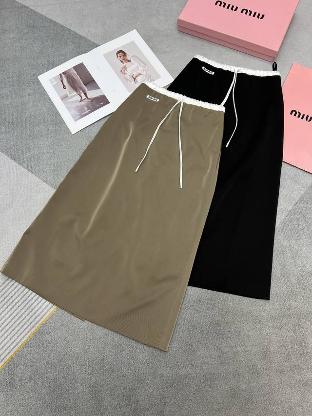 高品质Miu Mi*25年夏季新款松紧腰半裙 Miu Miulogo后开叉设计 咖色黑色Sml