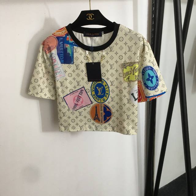 款号20253288 Lv*新款 老花Logo印花 链条装饰圆领短款短袖T恤 米白色 咖色 Sml M码 肩宽44 胸围96 袖长21 衣长43