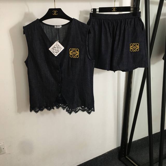 款号20253284 Loew*新款牛仔套装 Logo刺绣蕾丝拼接V领牛仔马甲外套+短裤 蓝色 Sml M码 胸围90 衣长53 腰围66弹力 长39