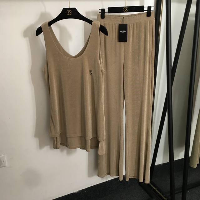 款号20253274 Ysl*新款套装 字母胸针装饰假两件吊带背心+垂坠感阔腿长裤 杏色 灰蓝色 黑色 Sml M码 胸围88 衣长73 腰围64弹力 长109