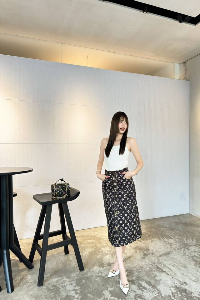 Louis Vuitto* 25Ss春夏新款 经典老花印花襟扣半身裙丨独家高版出品 进口斜纹棉材质 立挺舒适 通体满印标志性四叶草字母印花徽标 彰显品牌调性 居