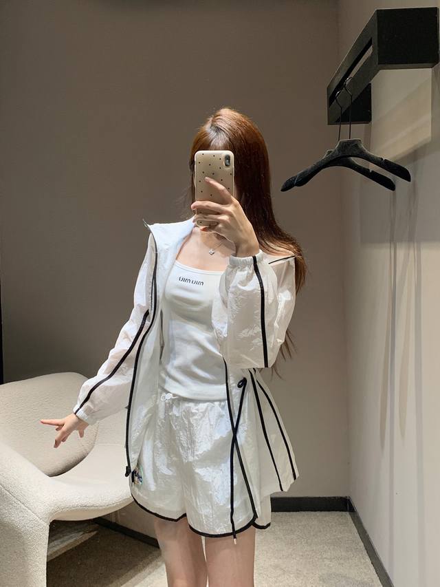Chane* 25Ss春夏新款 微标撞色装饰拉链连帽防晒服外套+短裤套装丨独家高版出品 贼好看又好穿的套装来啦 干净清爽简直就是夏日出游必备神器 轻轻松松就能让
