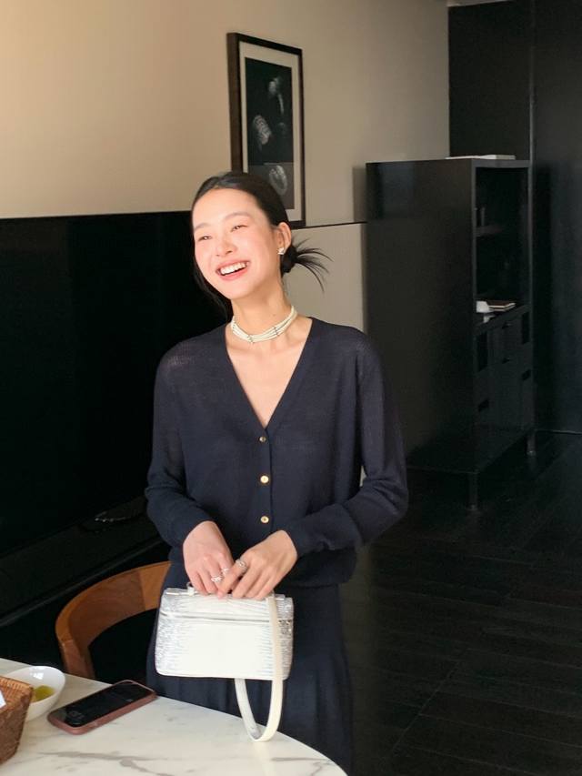 Loro pian*25Ss春夏新款 桑蚕丝V领金扣针织开衫丨独家Yb开发 高版出品 镂空上身裸感轻若无物 夏日防晒又舒服完全不会热 定染深藏青 奶油双股桑蚕丝