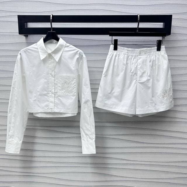 Louis Vuitto*2025新品上架 短款衬衣短裤套装 定制Yb进口斜纹全棉材质 亲肤舒适透气 短款版型饰以开襟纽扣调节设计 增添造型层次感 胸前单侧口袋