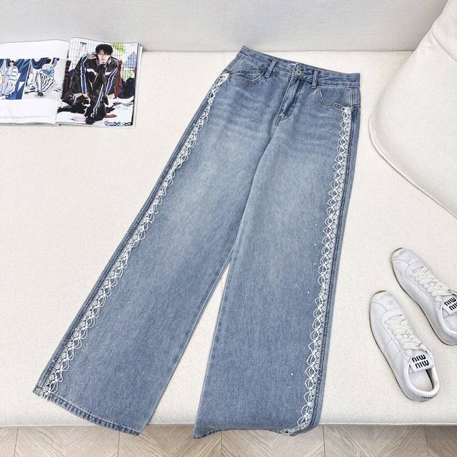 独家款 Miu 25Ss 春夏最新款时髦精必入拼接水溶刺绣边烫钻牛仔裤 高腰直筒版型不挑人巨显瘦显腿长 夏日浅色牛仔洗水超好看 气质精致百搭单品 推荐 一色现货