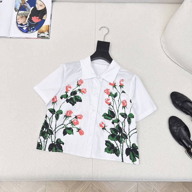 Loe 25Ss 春夏最新款度假系列花卉印花图案短袖衬衫轻质府绸棉面料亲肤舒适 花卉图案印花装饰 经典小短款H版型不挑人百搭又时髦 可甜可盐上身超显高挑 一色现