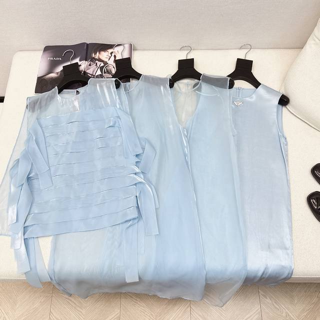 吴千语同款 pd 25Ss 春夏最新款层叠设计欧根纱连衣裙 清爽蓝色系 欧根纱面料蛋糕层叠设计+四件套H版型剪裁 可以藏肉同时又减龄 跟着博主轻松穿出街拍范 重