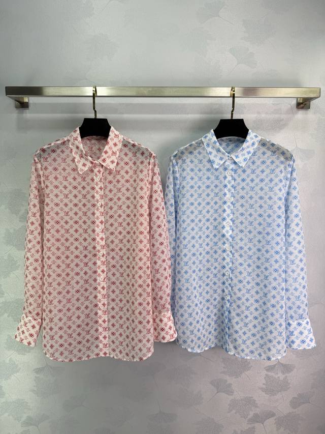 Louis Vuitto*2025新品上架 印花廓形衬衫 定制Yb进口斜纹稠材质 质感垂顺舒适 正肩翻领衬衫裁剪 中长廓形 通体满印四叶草元素和字母图案 老钱松