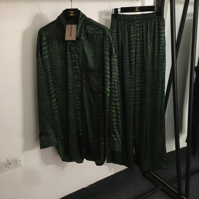 款号20253256 Balenciag*新款家居风睡衣套装 鳄鱼纹印花 气质长袖休闲衬衣+松紧腰阔腿长裤 绿色 Sml S码 肩宽63 胸围,140 袖长54