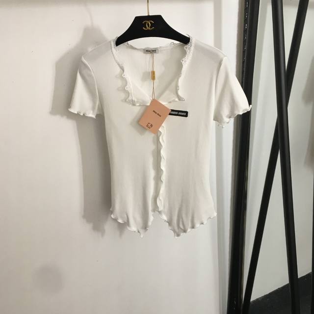 款号20253229 Miumi*新款 领标Logo贴布 蕾丝花边装饰修身短袖坑条T恤上衣 白色 黑色 Sml M码 胸围76 袖长15 衣长49-58