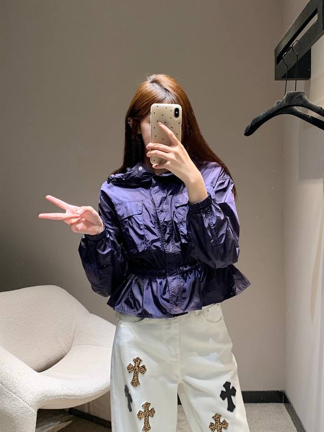 Moncle* 25Ss春夏新款 束腰下摆连帽防晒外套丨独家高版出品 定制进口材质 舒适好穿 挺括有型 精致贴标凸显品牌高级感 丰富视觉效果 荷叶边下摆设计 多