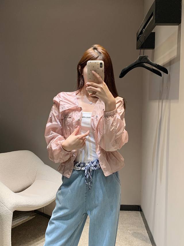Moncle* 25Ss春夏新款 束腰下摆连帽防晒外套丨独家高版出品 定制进口材质 舒适好穿 挺括有型 精致贴标凸显品牌高级感 丰富视觉效果 荷叶边下摆设计 多