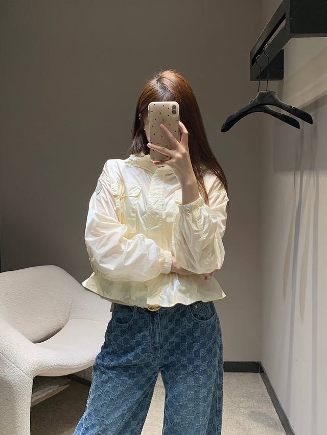 Moncle* 25Ss春夏新款 束腰下摆连帽防晒外套丨独家高版出品 定制进口材质 舒适好穿 挺括有型 精致贴标凸显品牌高级感 丰富视觉效果 荷叶边下摆设计 多