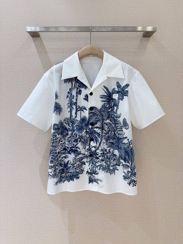 D家新品New~ 短袖椰树丛林印花衬衣 棉布质地 时尚小翻V领前门禁纽扣设计 正肩短袖可以修饰薄背手臂 白底蓝色印花亦可灵活搭配同系列半裙 棉材质即舒适又透气