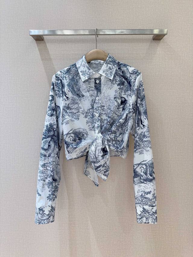 D家动物丛林系列新品New~ 长袖丛林动物印花衬衣 棉布质地 时尚小翻领前门禁纽扣设计 下摆处采用打结设计 凸现腰部线条 可灵活搭配同系列高腰半裙 即舒适又透气