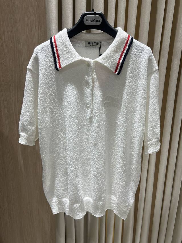 Miu polo 撞色领口毛圈布 pterrycloth polo Shirt White 这款白色polo衫采用质感独特的毛圈布 Terrycloth 面料